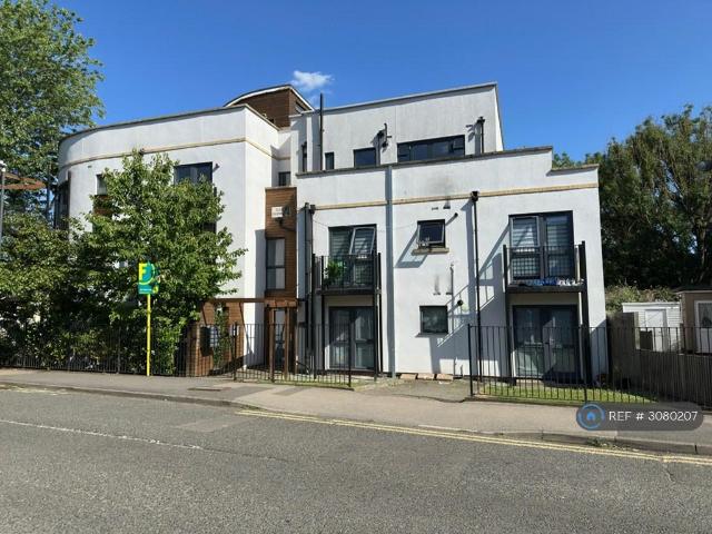 Flat for rent in South Stanmore, Greater London