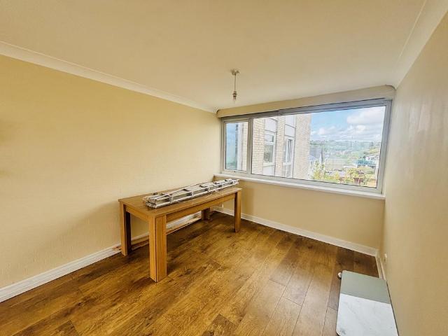 Flat for rent in The Knap, Barry