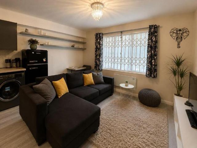 Apartment for rent in Burnt Oak, Greater London