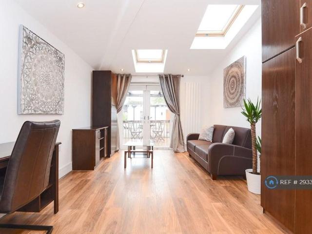 Apartment for rent in Shaw, West Berkshire