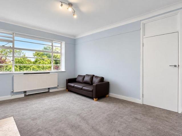 Apartment for rent in Brondesbury Park, Greater London