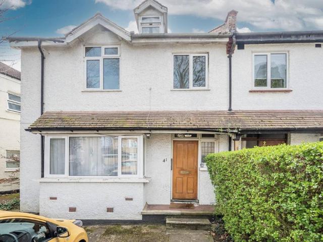 Flat for rent in London Borough of Croydon, Waddon