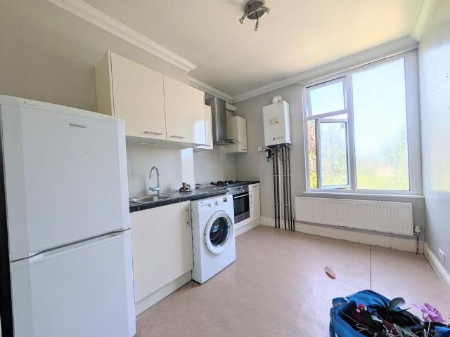 Apartment for rent in Brondesbury, Greater London