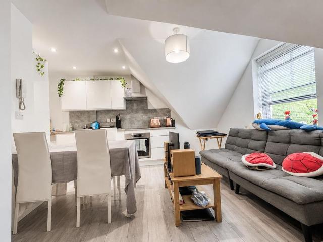 Apartment for rent in Totteridge, Cressex