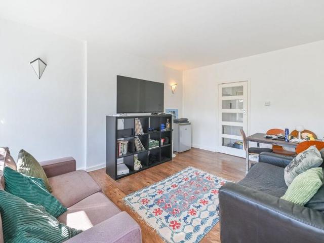 Apartment for rent in Blenheim Gardens Estate, Greater London