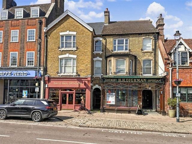 Flat for rent in Ashlyns Estate, Pouchen End