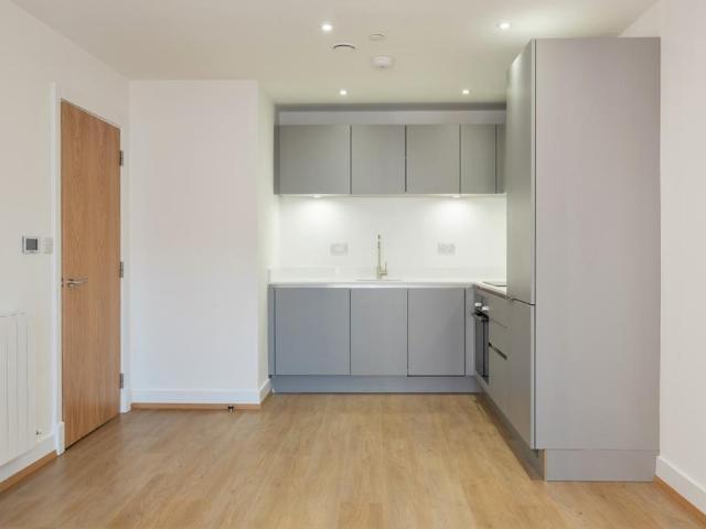 Flat for rent in Hillview, Surrey