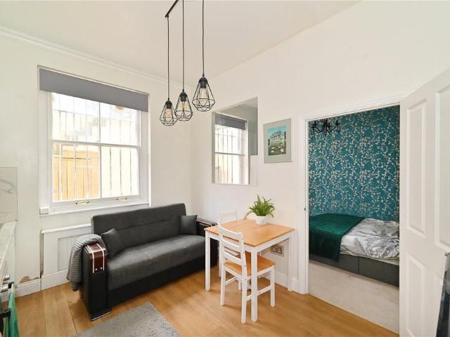 Apartment for rent in West Kensington, Greater London