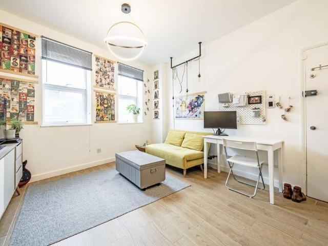 Apartment for rent in Brondesbury, Greater London