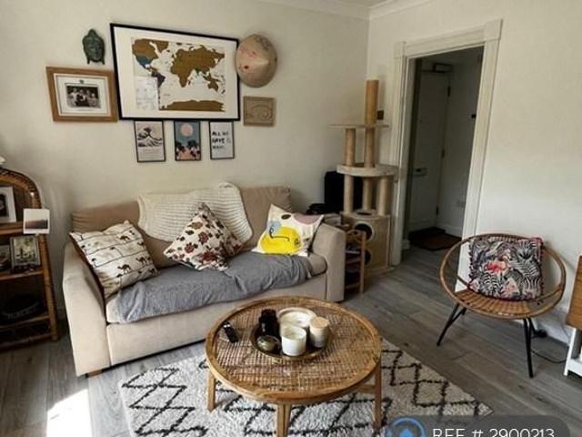 Apartment for rent in Rosehill, Greater London