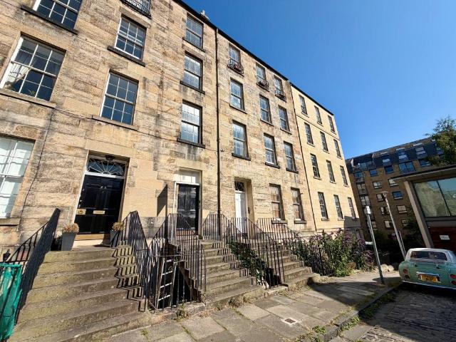 Flat for rent in Gayfield, Broughton