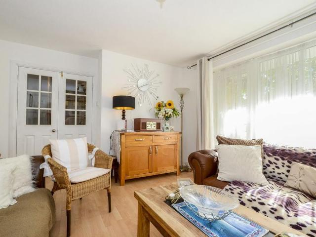 Apartment for rent in Maple Cross, Three Rivers