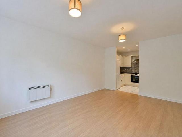 Apartment for rent in Blackhills, Surrey