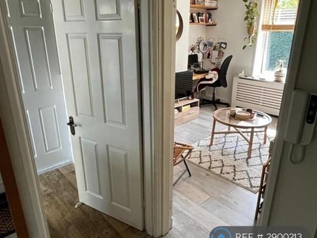 Apartment for rent in Rosehill, Greater London