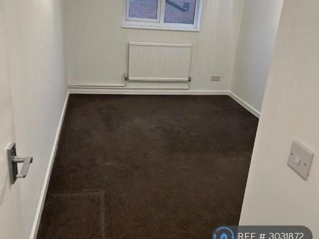 Apartment for rent in Whitebushes, Red Hill
