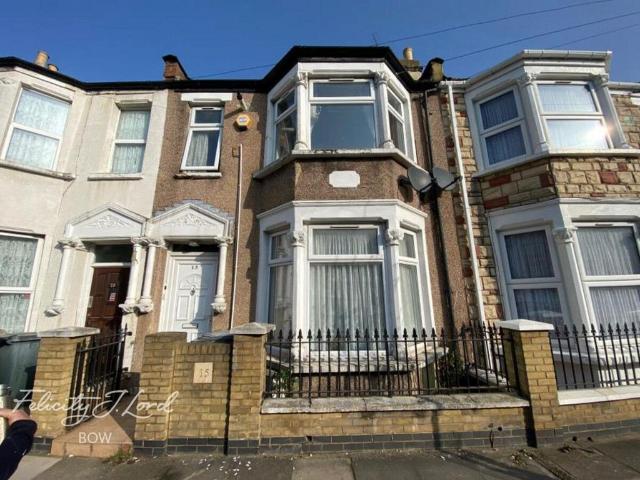 Flat for rent in Upton, Greater London
