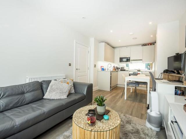 Apartment for rent in Hampton Hill, Greater London