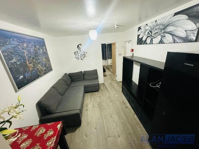 Apartment for rent in Loxford, Seven Kings