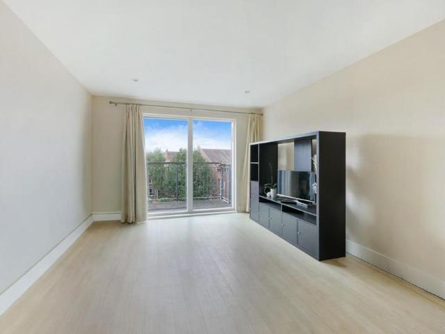 Apartment for rent in Woodcote, Epsom