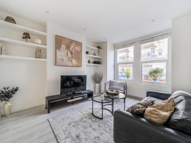 Flat for rent in London Borough of Merton, Collier's Wood