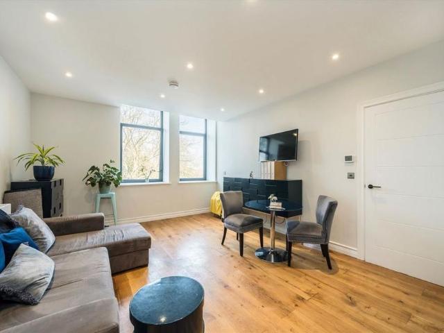 Apartment for rent in Blackhills, Surrey