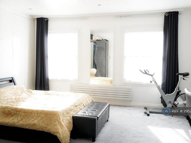 Flat for rent in Stroud Green, Greater London
