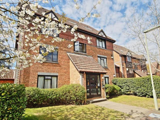 Flat for rent in Horsell, Woking