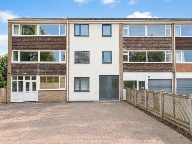 Flat for rent in Ben Rhydding, Bradford