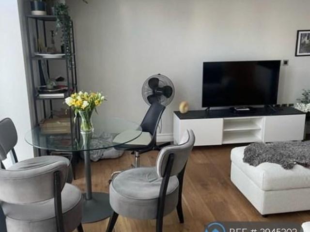 Apartment for rent in Blackhills, Surrey