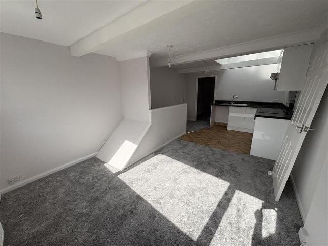 Apartment for rent in Southtown, Stokesby