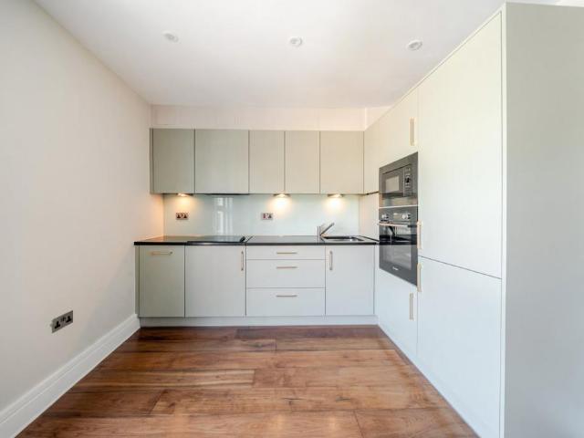 Flat for rent in London Borough of Hounslow, Strand