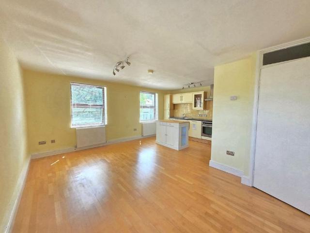 Apartment for rent in Brondesbury, Greater London