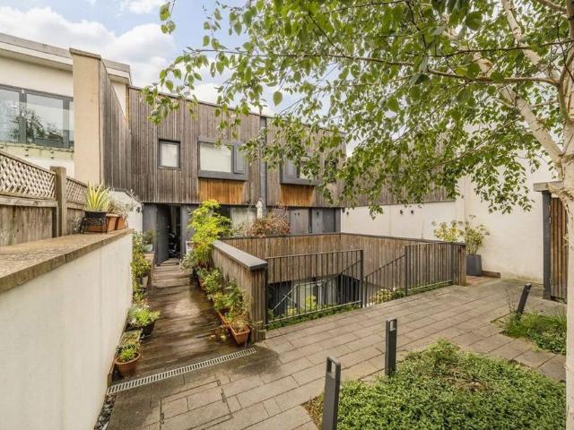 Apartment for rent in London Borough of Ealing, Greater London