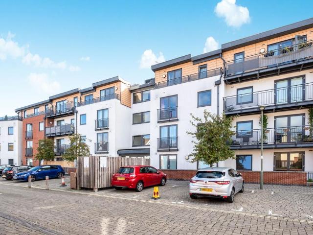 Flat for rent in Heol-las, Surrey