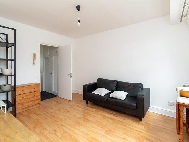 Flat for rent in North Kensington, Greater London
