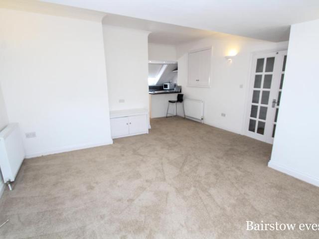 Flat for rent in London Borough of Croydon, Waddon