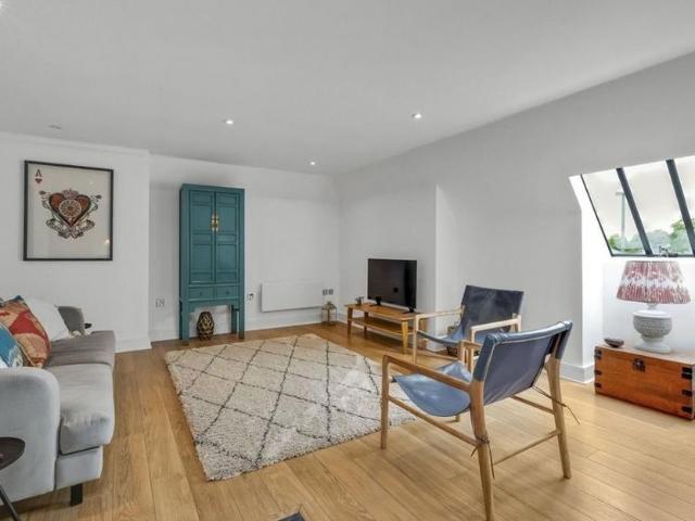 Apartment for rent in Blackhills, Surrey