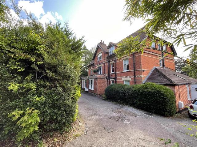 Flat for rent in Old Dean, Heol-las