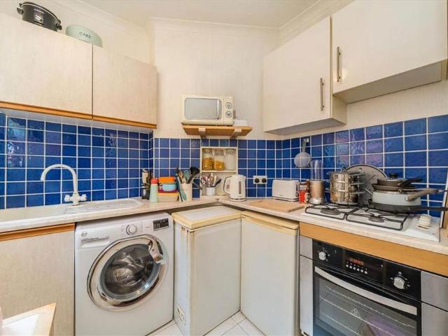 Apartment for rent in Hawkwood, Greater London