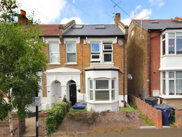Flat for rent in London Borough of Ealing, Greater London