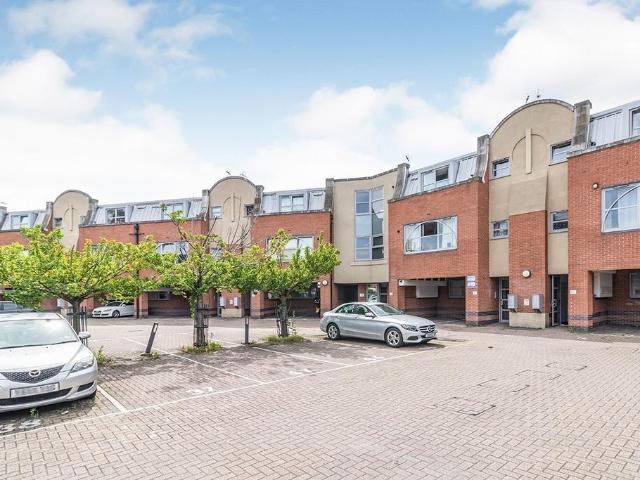 Flat for rent in Tolworth, Greater London
