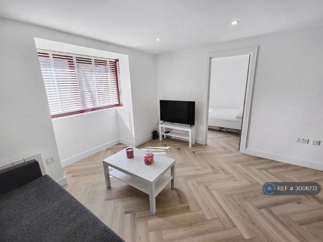 Apartment for rent in Freezywater, Greater London