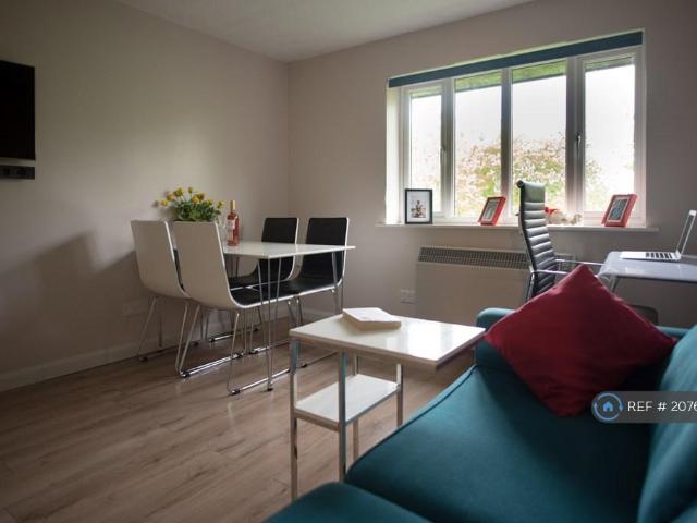 Flat for rent in London Borough of Merton, Collier's Wood