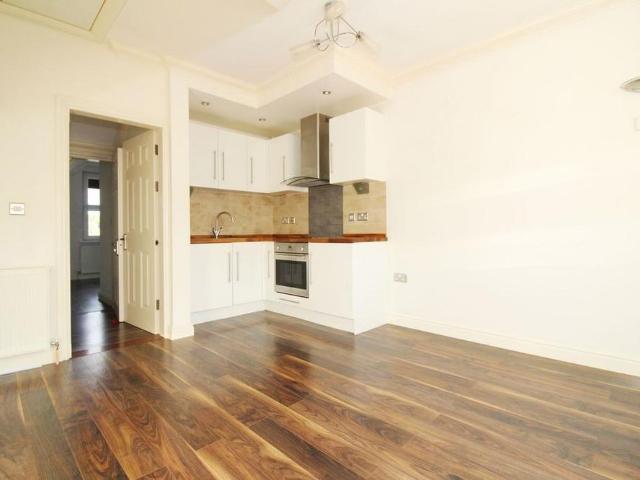 Apartment for rent in Southborough, Sandown Park