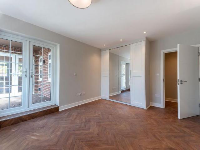 Apartment for rent in Lower Halliford, Surrey