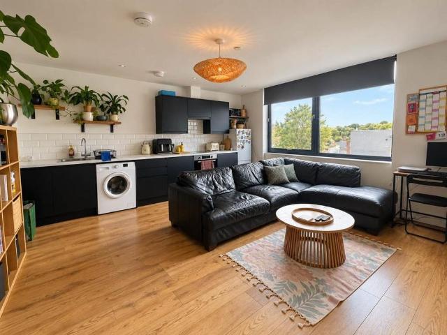 Apartment for rent in Perryfields, West Sussex