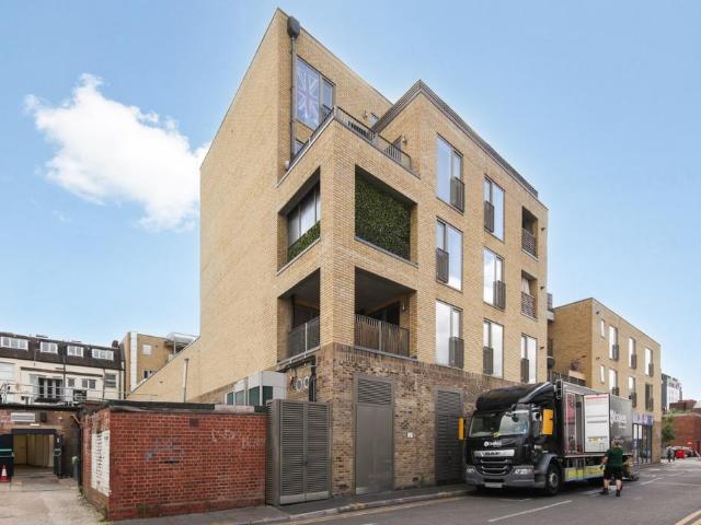 Flat for rent in Rush Green, Greater London