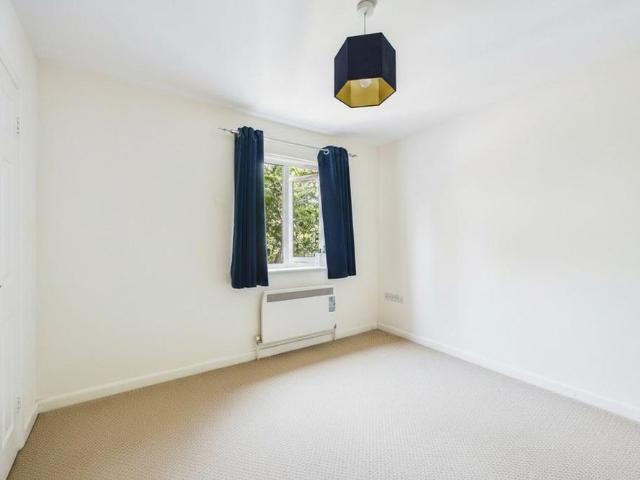 Apartment for rent in Colnbrook with Poyle, Slough