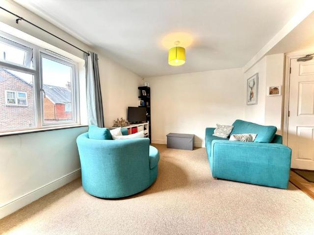 Apartment for rent in Southborough, Sandown Park