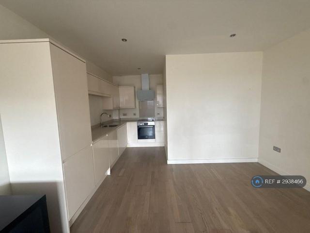 Flat for rent in Pachesham Park, Surrey
